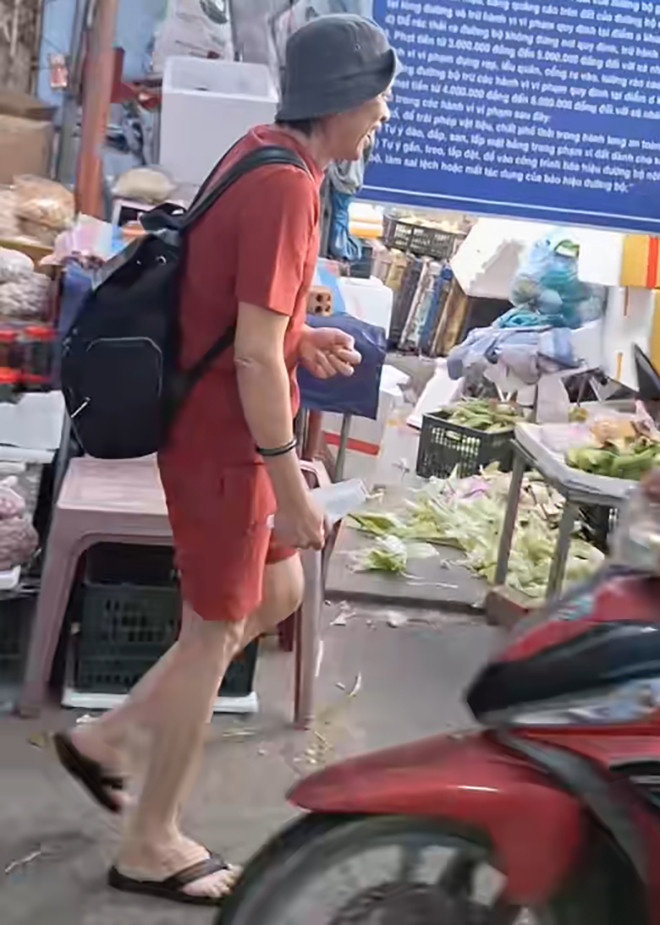 Xôn xao clip NSƯT Hoài Linh mang balo đi giữa chợ, thái độ khán giả xung quanh gây ngỡ ngàng Ảnh 1