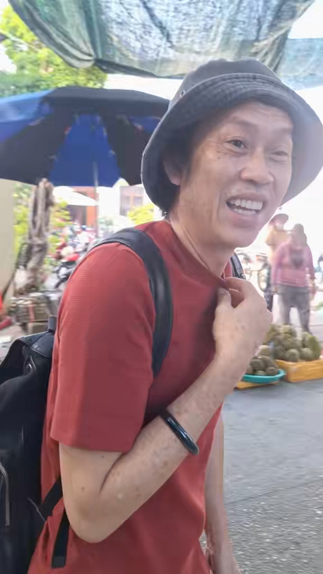 Hoài Linh vui vẻ chào hỏi khán giả trong chợ. (Ảnh chụp màn hình TikTok hoangminhphuc66)