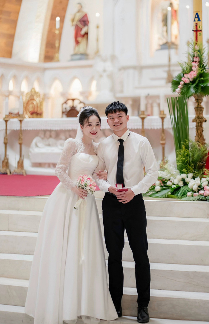 Cầu thủ Hồ Văn Cường và bà xã Nguyễn Linh.