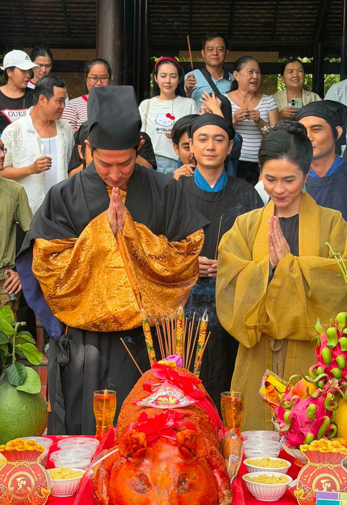 Huy Khánh xuất hiện với diện mạo khác thường Ảnh 2