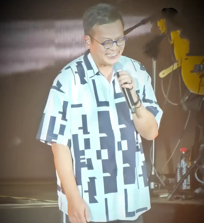 Màn lộ diện hiếm hoi của Huỳnh Nhật Hoa trên sân khấu âm nhạc của bạn thân khiến cư dân mạng xôn xao về tin đồn tái xuất. Ảnh: Weibo