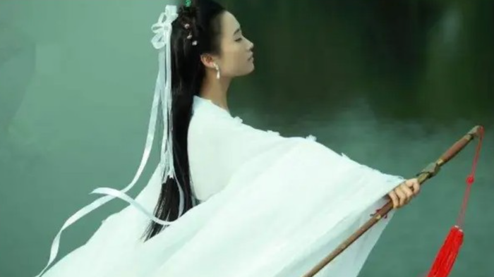 Nữ hiệp A Thanh cùng nhành trúc nhỏ một mình đả bại ngàn binh sĩ, xác lập kỷ lục kiếm pháp độc nhất vô nhị trên thương trường võ hiệp Kim Dung. Ảnh: Sohu