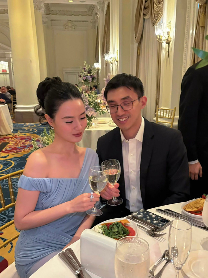 Midu và ông xã Minh Đạt thu hút sự chú ý khi xuất hiện tình tứ trong chuyến đi tại Mỹ. Ảnh: FBNV.