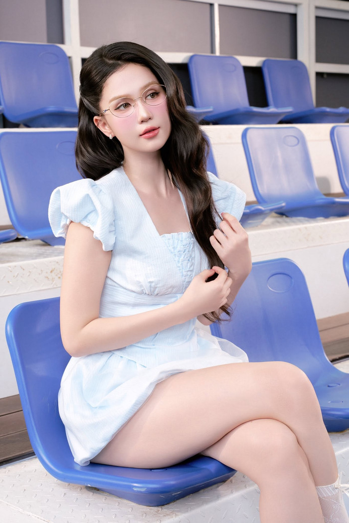 Ngọc Trinh tận dụng sức ảnh hưởng trên các nền tảng mạng xã hội để quảng bá sản phẩm, livestream bán hàng. Ảnh: FBNV