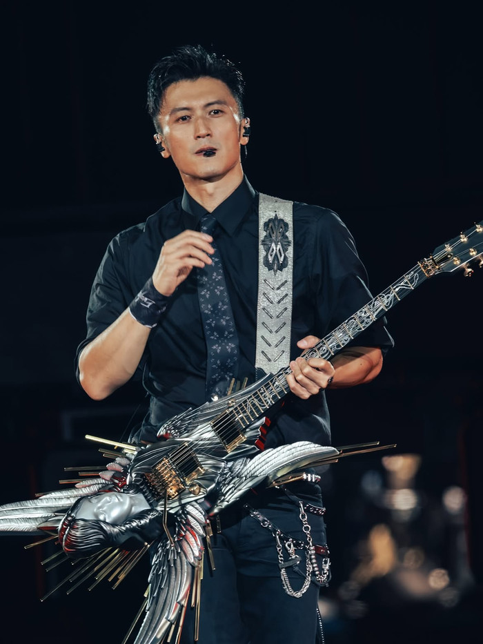 Lý do Tạ Đình Phong quyết không che ô, hát live giữa mưa tầm tã Ảnh 4