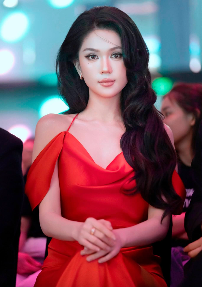 Ngọc Trinh vui mừng khi nhận thêm giải thưởng. Ảnh: FBNV