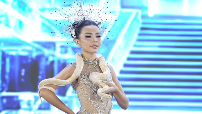 Thí sinh Mai Bảo Hân đã đem trăn khi tham gia bán kết Miss Grand Vietnam 2026. Ảnh chụp màn hình