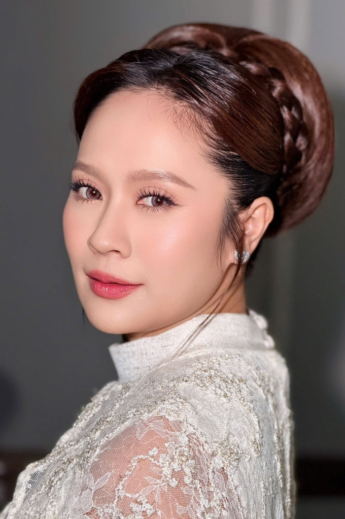 Thanh Thúy xuất hiện với hình ảnh chỉn chu, nữ tính khi lần đầu trải nghiệm layout makeup mang phong cách hoa hậu. Ảnh: FBNV