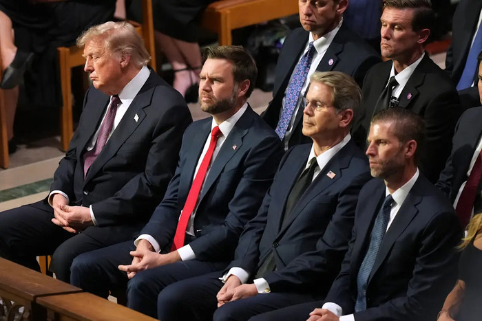 Tổng thống Donald Trump nhắm mắt tại lễ tang của Lindsey Graham (Ảnh AP/Alex Brandon).