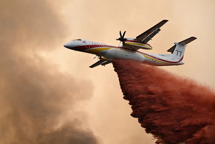 Một chiếc máy bay De Havilland Canada Dash 8-400 thả chất chống cháy xuống khu rừng gần Saint-Jean-d'Illac, trong các vụ cháy rừng ở tây nam nước Pháp (Ảnh AP/Emma Da Silva).