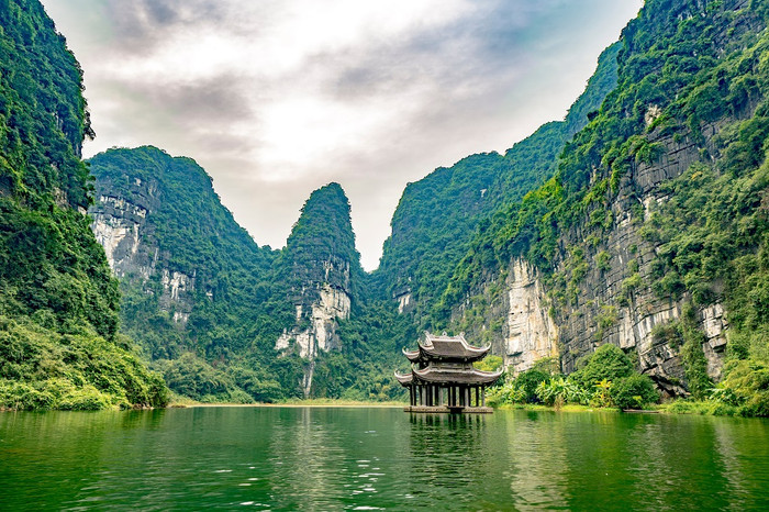 Tràng An còn là nơi bảo tồn và chứa đựng nhiều hệ sinh thái rừng ngập nước, rừng trên núi đá vôi, các di chỉ khảo cổ học và các di tích lịch sử văn hóa đặc sắc. Ảnh: Trung tâm Thông tin du lịch