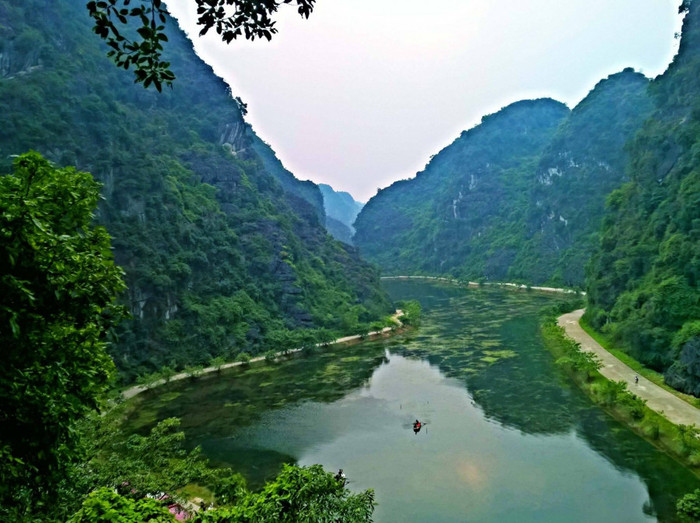 Khu vực động Am Tiên là thung lũng ngập nước, được bao bọc xung quanh bởi vách núi đá. Ảnh: Trung tâm Thông tin du lịch