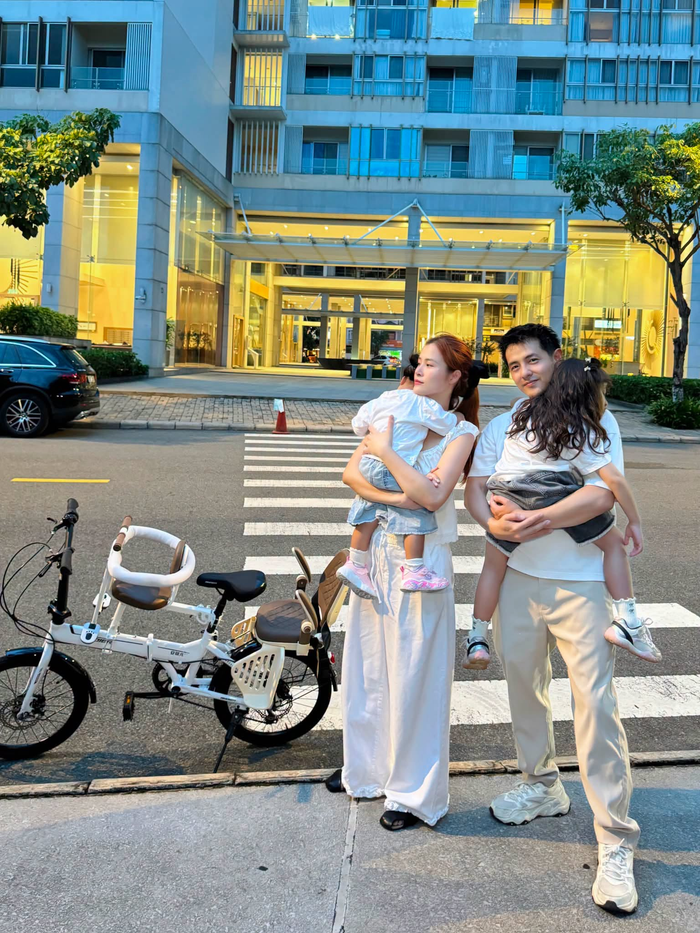 Khoảnh khắc của Đông Nhi - Ông Cao Thắng bên 2 con.