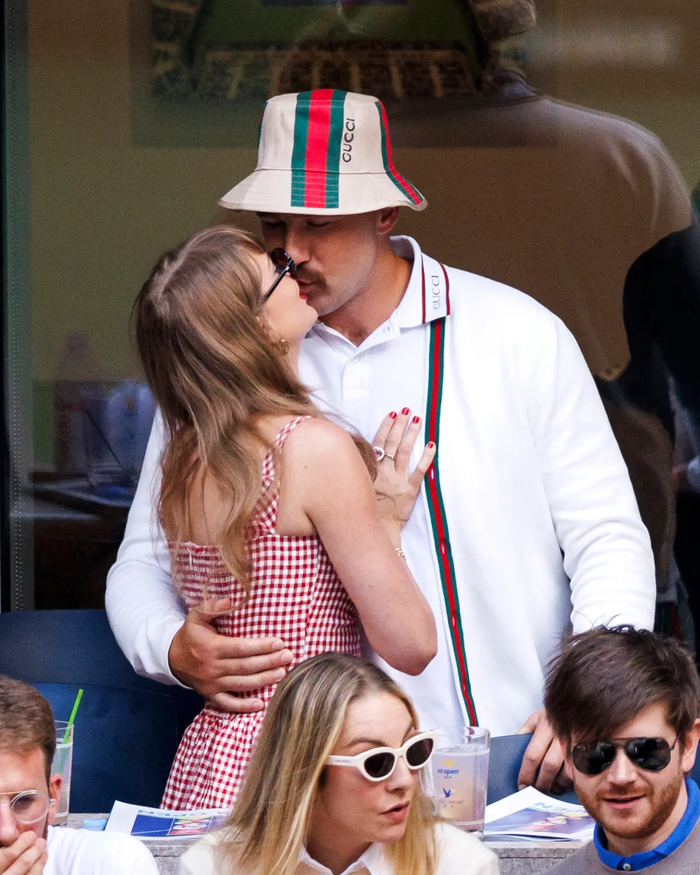 Taylor Swift và Travis Kelce chính thức trao lời thề nguyện trước sự chứng kiến của hơn 1.000 khách mời hôm 3/7.