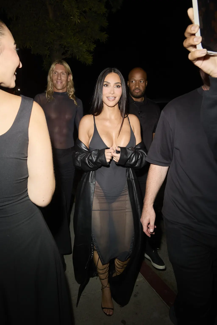 Khán giả tranh cãi khi siêu mẫu Kim Kardashian diện trang phục xuyên thấu Ảnh 2