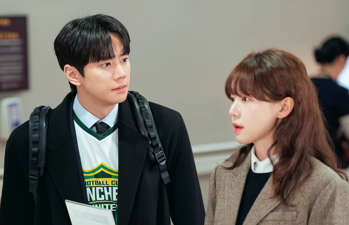 Với rating 13,568%, Reborn Rookie (Chủ Tịch Tập Sự) trở thành một trong những tác phẩm chính kịch thương trường nổi bật của năm. Phim kể về hành trình của một chàng trai trẻ bước chân vào tập đoàn Choiseong Group dưới thân phận mới, bắt đầu từ vị trí thấp nhất. Từ một 'rookie' thiếu kinh nghiệm, anh dần thích nghi với môi trường khốc liệt của giới tài phiệt, vượt qua các cuộc đấu đá quyền lực để từng bước vươn tới vị trí lãnh đạo cao nhất. Nội dung tập trung khai thác tham vọng, sự trưởng thành và những lựa chọn khó khăn trong môi trường doanh nghiệp.
