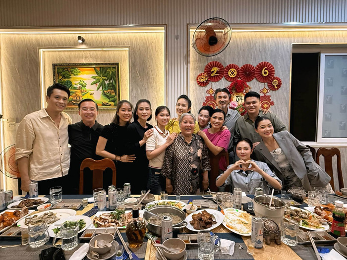 Lê Phương thu hút sự chú ý khi đăng tải loạt ảnh ghi lại kỷ niệm đáng nhớ trong chuyến công tác tại Côn Đảo cùng dàn nghệ sĩ. Ảnh: FBNV