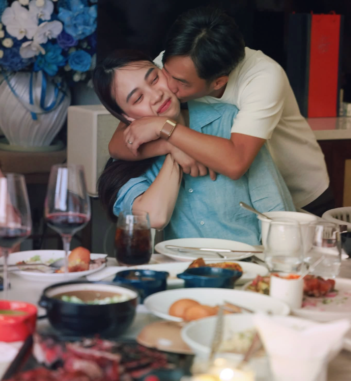 Cường Đô La thoải mái thể hiện tình cảm với vợ. Ảnh: FBNV