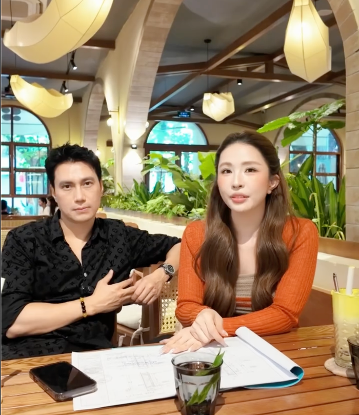 NSƯT Việt Anh và Quỳnh Nga bàn luận về việc lắp điều hoà. Ảnh: Chụp màn hình FBNV