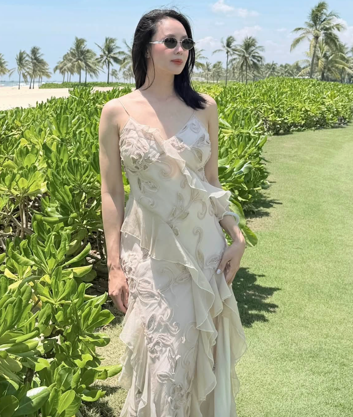 Hồng Diễm e ấp khoe dáng thon với váy hai dây. Ảnh: FBNV