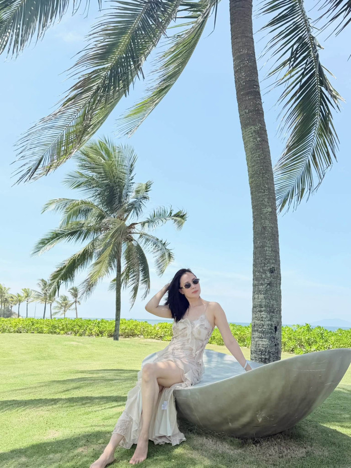 Trang phục xẻ tà giúp Hồng Diễm phô trọn làn da trắng sáng. Ảnh: FBNV