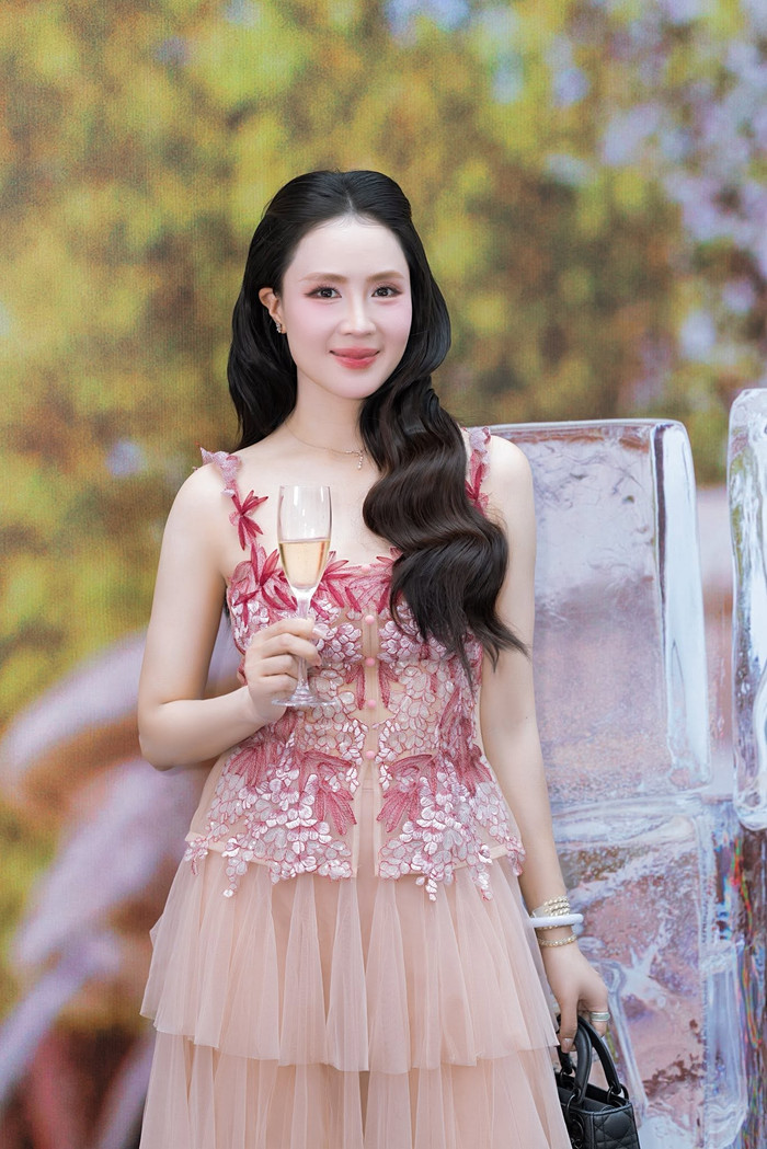 Hồng Diễm được nhận xét ngày càng xinh đẹp, trẻ trung trông thấy. Ảnh: FBNV
