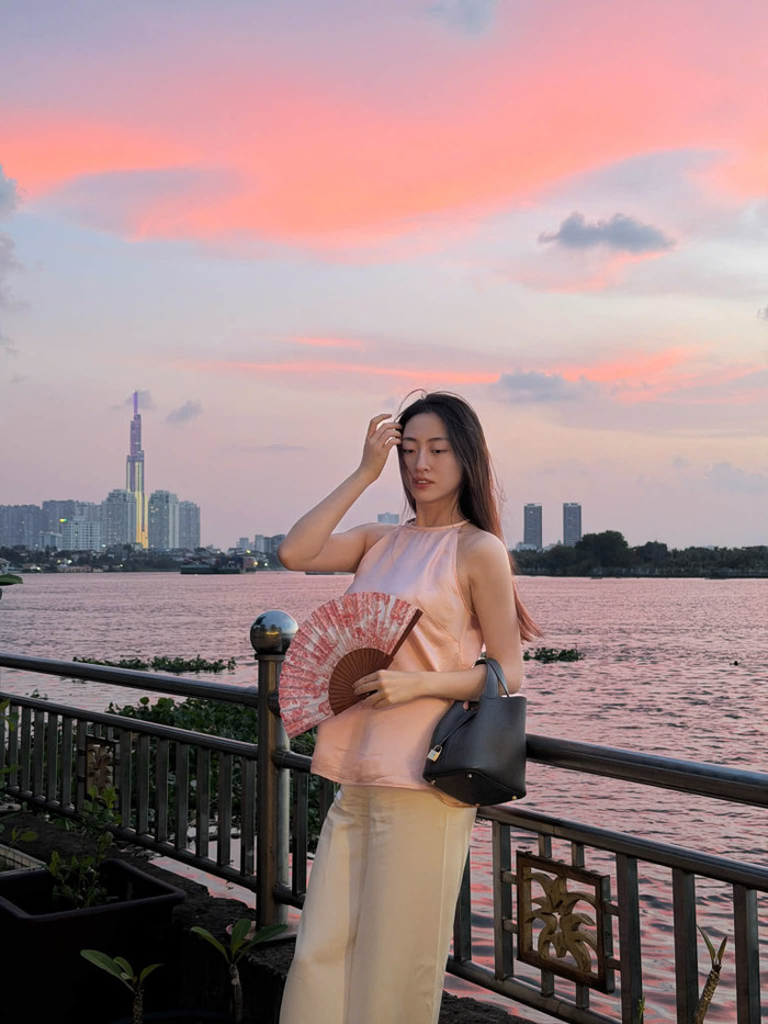 &nbsp;Lương Thùy Linh tự tin để mặt mộc khi đăng tải ảnh đời thường lên mạng xã hội. Ảnh: FBNV