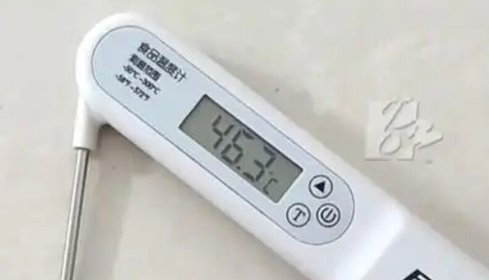 Con trai đi chân trần phát hiện điều lạ dưới nền nhà, người đàn ông đập gạch lên rồi sững sờ Ảnh 2