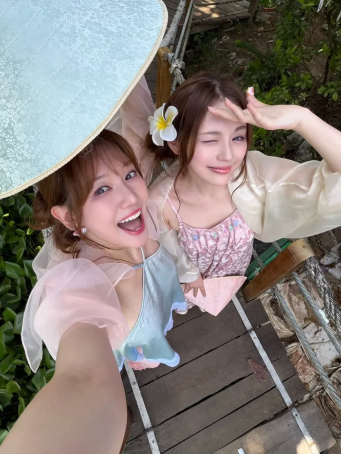 Đồng hành cùng Hari Won trong chuyến đi là Jo Young Ju. Ảnh: FBNV