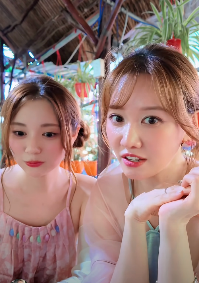Hari Won và Jo Young Ju trong chuyến đi miền Tây. Ảnh: Chụp màn hình FBNV