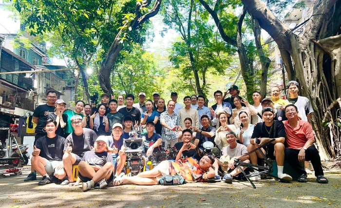 Những hình ảnh hậu trường hé lộ không khí gắn kết của ê-kíp trong suốt quá trình thực hiện bộ phim. Ảnh: FBNV.