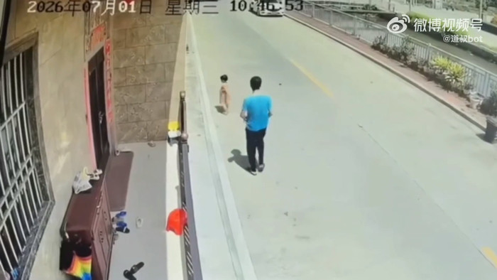 Người đàn ông có hành động nguy hiểm với bé gái, người dân hô hào giải cứu Ảnh 1