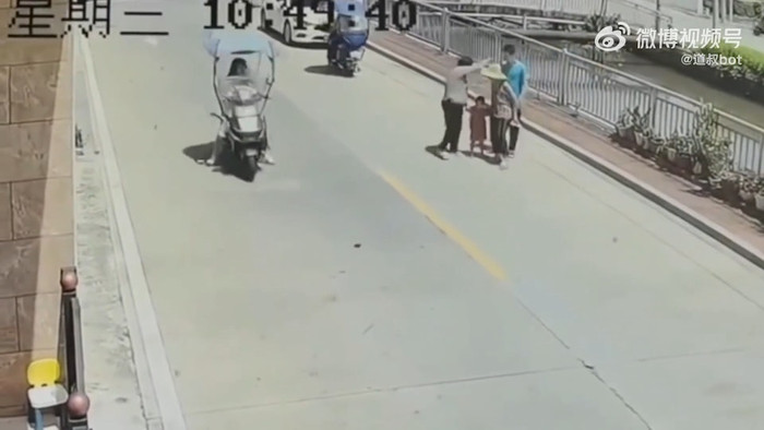 Người đàn ông có hành động nguy hiểm với bé gái, người dân hô hào giải cứu Ảnh 3