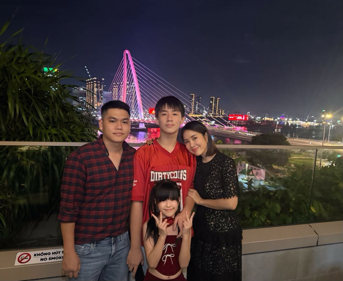 Lê Phương chia sẻ khoảnh khắc hạnh phúc bên chồng và các con, đánh dấu 10 năm xây dựng một mái ấm trọn vẹn. Ảnh: FBNV.