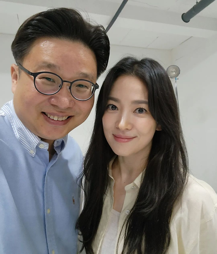 Song Hye Kyo và Giáo sư Seo Kyung Duk đã đồng hành trong các hoạt động quảng bá lịch sử suốt 15 năm.&nbsp;