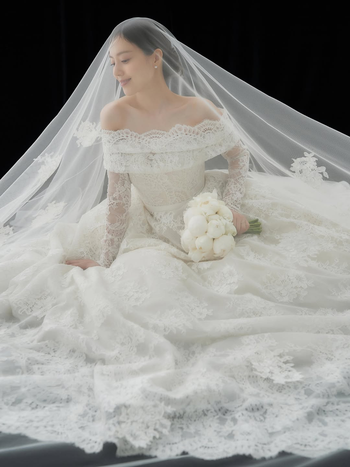 Trước đó, vào ngày 28/6, Moon Chae Won đã tổ chức lễ cưới với bạn trai ngoài ngành giải trí tại một địa điểm ở Seoul.