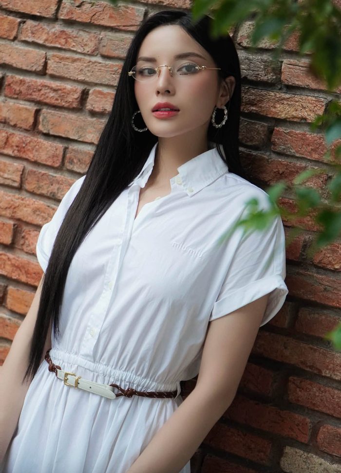 Kỳ Duyên khoe vẻ dịu dàng khi diện váy trắng. Ảnh: FBNV