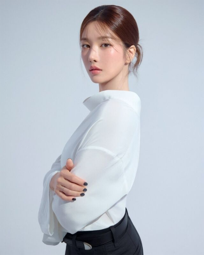 Kwon Eun Bi lần lượt xuất hiện với ba concept đối lập, từ thanh lịch, trong trẻo đến cá tính, thời thượng.