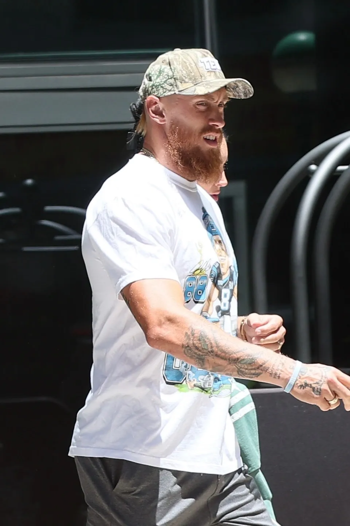 Ngôi sao NFL George Kittle và vợ - Claire được bắt gặp dạo phố tại thành phố New York vào ngày thứ năm.