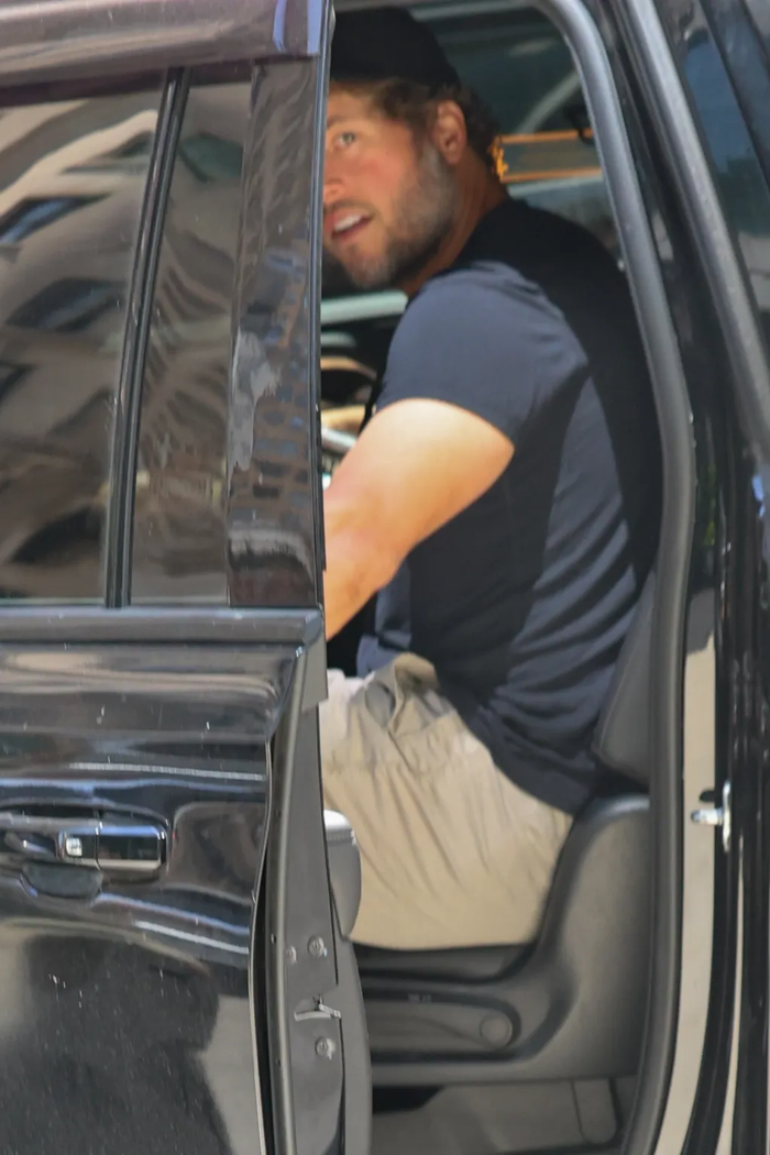 Tiền vệ ném bóng Matt Stafford của Los Angeles Rams được bắt gặp bước xuống từ một chiếc SUV màu đen.