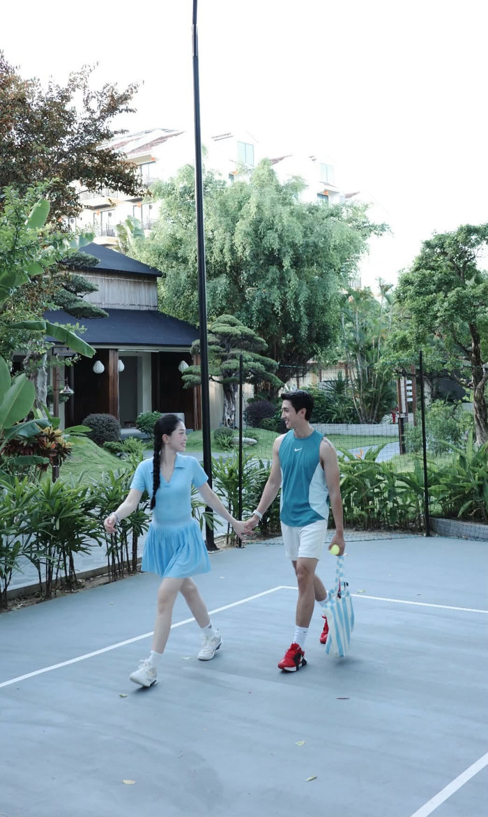 Khoảnh khắc ngọt ngào của vợ chồng Bình An và Á hậu Phương Nga trên sân tập. (Nguồn: FBNV)