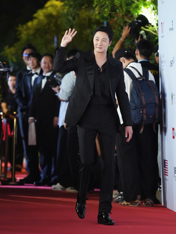 Jung Il Woo chính thức trở lại màn ảnh Việt với dự án điện ảnh hợp tác Việt - Hàn mang tên Viên đạn cuối cùng. Ảnh: Instagram.