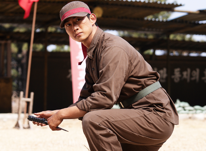 Tạo hình lạnh lùng của Taecyeon trong màn xuất hiện đặc biệt ở Agent Kim Reactivated. Ảnh: SBS