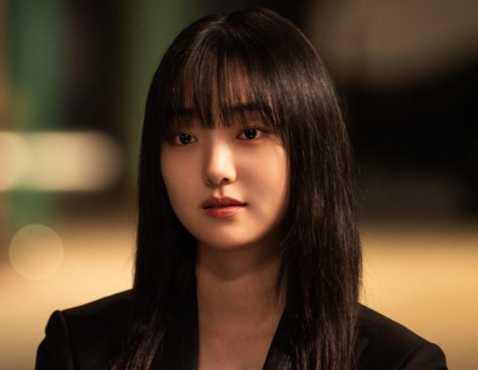 Kim Hye Joon trở lại với diện mạo lạnh lùng, trưởng thành hơn trong A Shop for Killers 2. Ảnh: Disney+