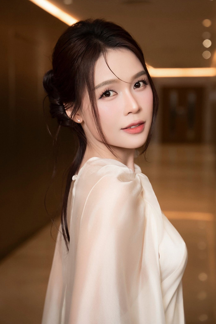 Sam diện đầm trắng thanh lịch, khoe vẻ ngoài trẻ trung cùng thần thái tươi tắn. (Nguồn: FBNV)