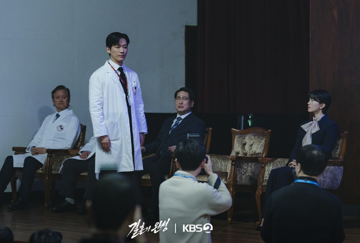 Ánh mắt và biểu cảm của hai nhân vật hé lộ khoảng cách ngày càng lớn trong cuộc hôn nhân. Ảnh: KBS2&nbsp;