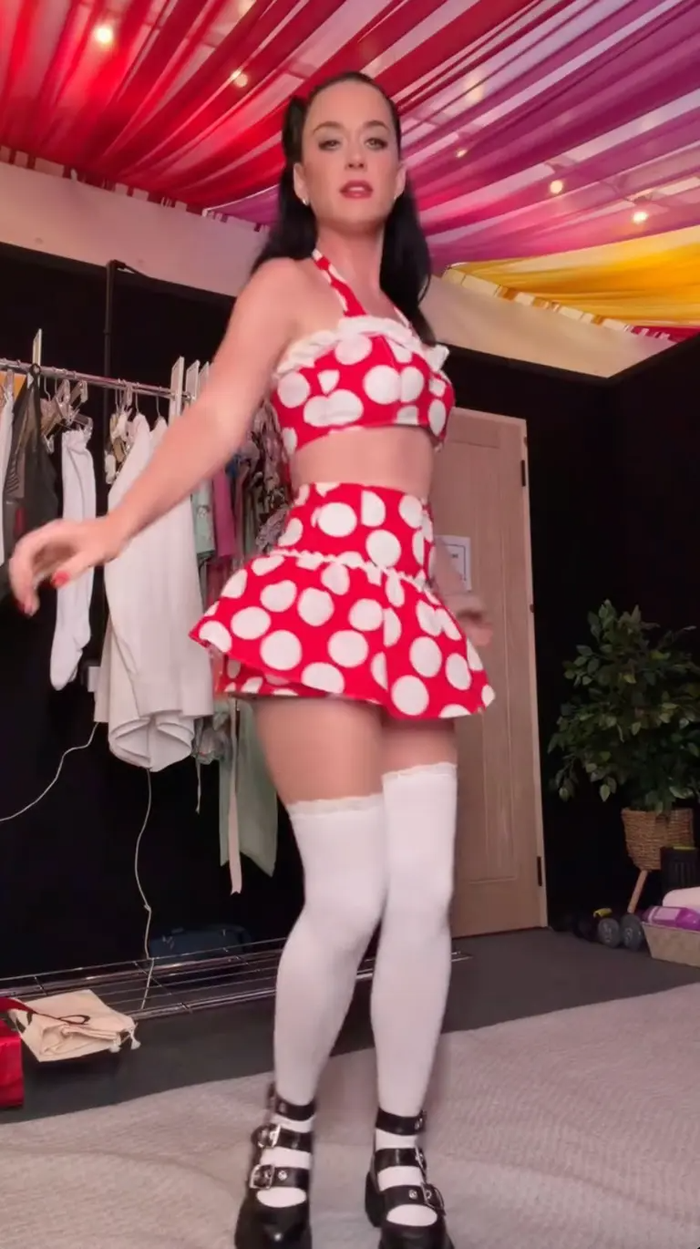 Katy Perry khiến người hâm mộ thích thú khi tái xuất với bộ trang phục mang tính biểu tượng.