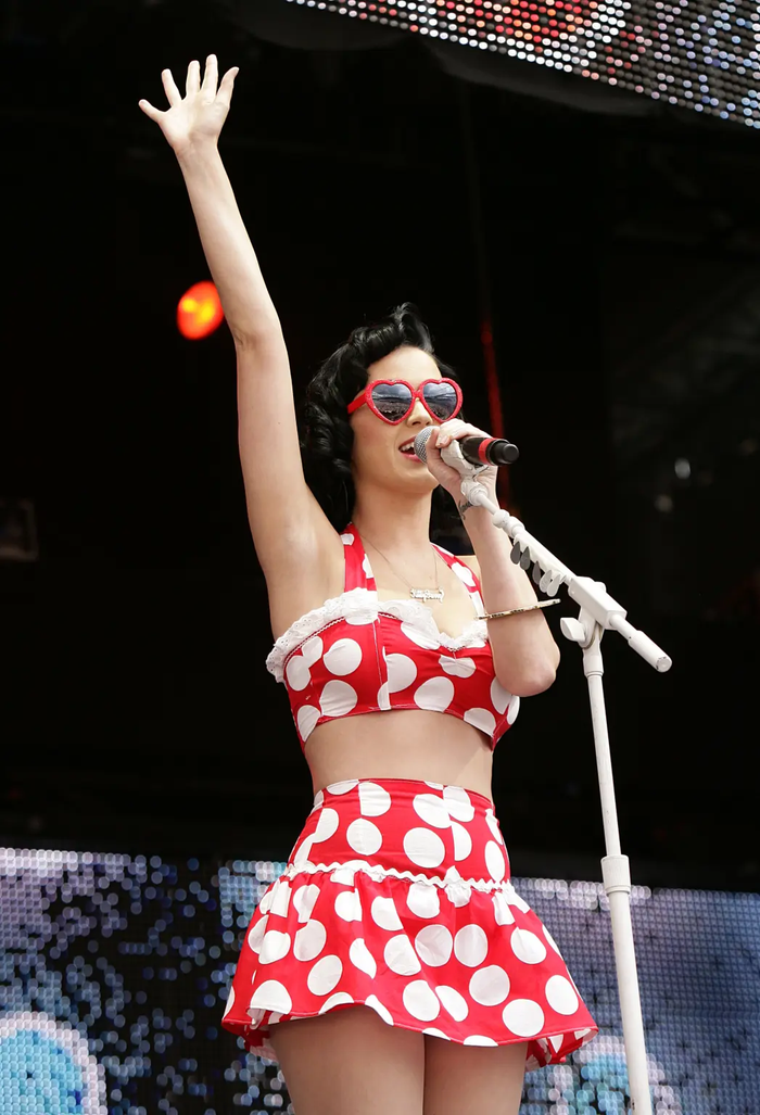 Đây cũng chính là bộ đồ Katy Perry từng mặc tại đại nhạc hội Capital Summertime Ball.
