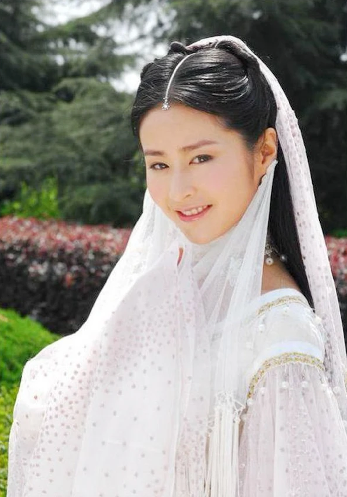 Vẻ đẹp của Hương Hương Công Chúa khiến người đối diện khó lòng rời mắt.