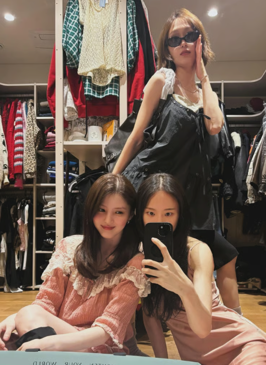 Bữa tieẹc ngủ ấm áp của 3 cô gái &nbsp;Park Ye Ni, Han So Hee và Ryu Hye Young. Ảnh: SNS&nbsp;